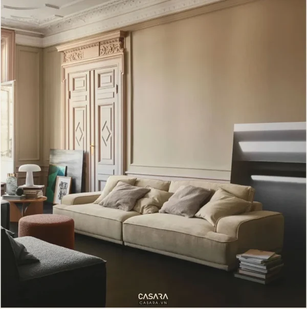 Ảnh sofa thấp màu be trong phòng khách có tranh trừu tượng do Casara tuyển chọn cho thư viện thiết kế nội thất.