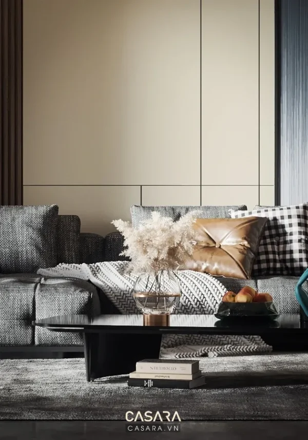 Phòng khách biệt thự sang trọng với sofa sáng, viền gỗ và ánh sáng ấm