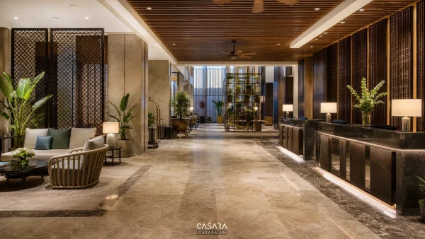 Sảnh lễ tân khách sạn hiện đại với quầy tiếp đón, lounge và lối di chuyển rộng