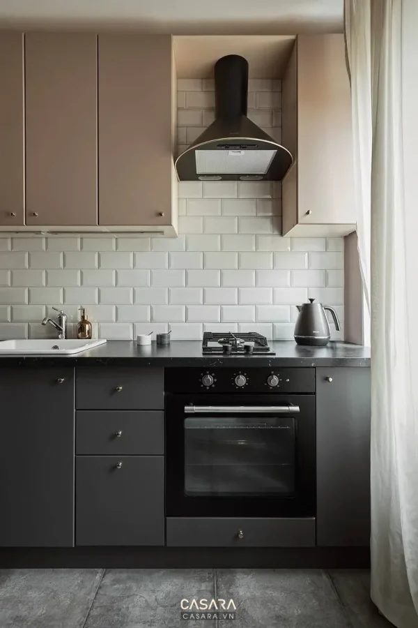 Ảnh tủ bếp chữ L gỗ sáng với mặt đá trắng và cửa kính đen do Casara tuyển chọn cho thư viện thiết kế nội thất.