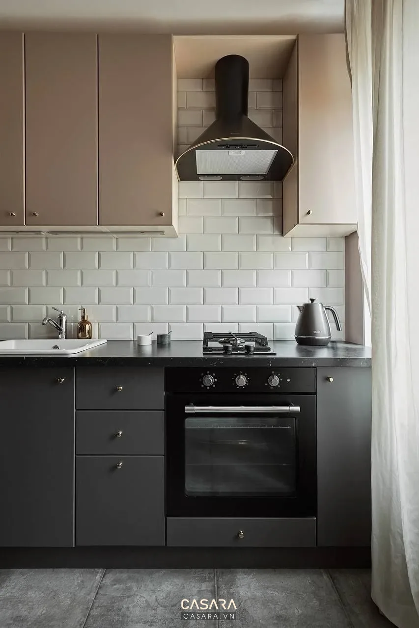 Ảnh tủ bếp chữ L gỗ sáng với mặt đá trắng và cửa kính đen do Casara tuyển chọn cho thư viện thiết kế nội thất.