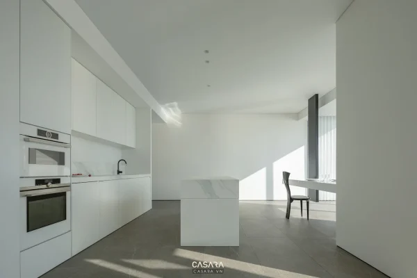 Ảnh tủ bếp gỗ sáng với kệ mở và lò nướng âm tủ do Casara tuyển chọn cho thư viện thiết kế nội thất.