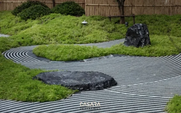 Ảnh góc sân vườn nhiều cây xanh với đường dạo lát đá do Casara tuyển chọn cho thư viện thiết kế nội thất.