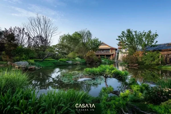 Ảnh sân vườn nhìn từ trên với hồ nước và lối đi xanh do Casara tuyển chọn cho thư viện thiết kế nội thất.