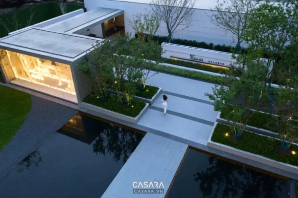 Ảnh sân vườn với quảng trường tròn, ghế cong và thảm cỏ do Casara tuyển chọn cho thư viện thiết kế nội thất.