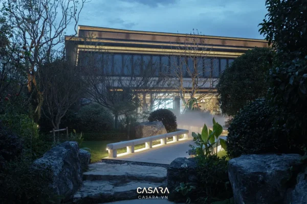 Ảnh tiểu cảnh sân trong với bàn đá tròn và cây trang trí do Casara tuyển chọn cho thư viện thiết kế nội thất.