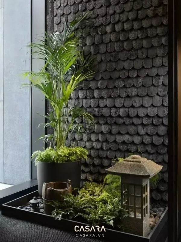 Ảnh lối đi trong nhà có tường cây xanh và sàn gạch họa tiết do Casara tuyển chọn cho thư viện thiết kế nội thất.