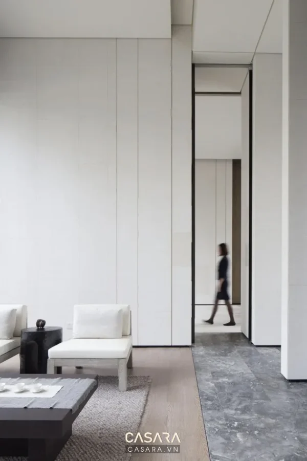 Ảnh tiểu cảnh cây xanh cạnh cửa kính trong không gian thương mại do Casara tuyển chọn cho thư viện thiết kế nội thất.