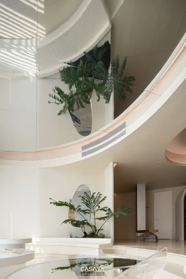 Ảnh tiểu cảnh trong nhà cạnh ghế chờ và tranh tường màu sắc do Casara tuyển chọn cho thư viện thiết kế nội thất.