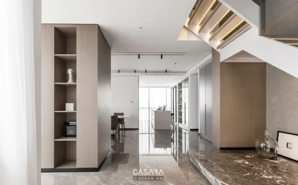 Ảnh lối vào nhà tông be với bậc tam cấp và cây trang trí do Casara tuyển chọn cho thư viện thiết kế nội thất.