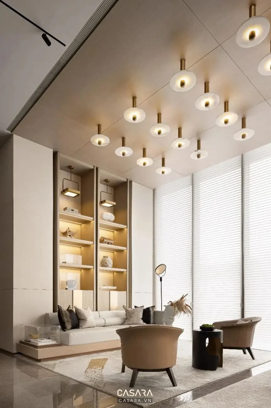 Vách trang trí trần giật cấp với cây xanh và sofa