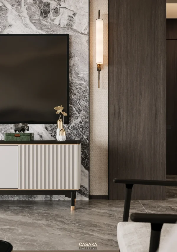 Ảnh bàn trang trí nhỏ với bình hoa và đèn đọc sách do Casara tuyển chọn cho thư viện thiết kế nội thất.