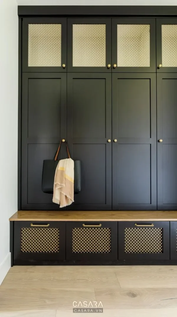 Ảnh kệ trang trí bo cong màu trắng trong không gian sáng do Casara tuyển chọn cho thư viện thiết kế nội thất.