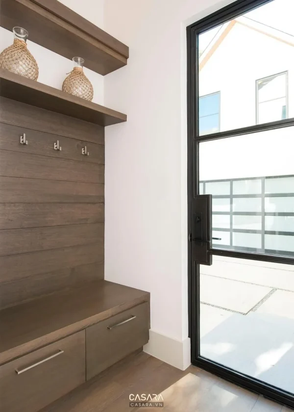 Ảnh tủ tivi kết hợp kệ trang trí đen đỏ trong phòng khách do Casara tuyển chọn cho thư viện thiết kế nội thất.