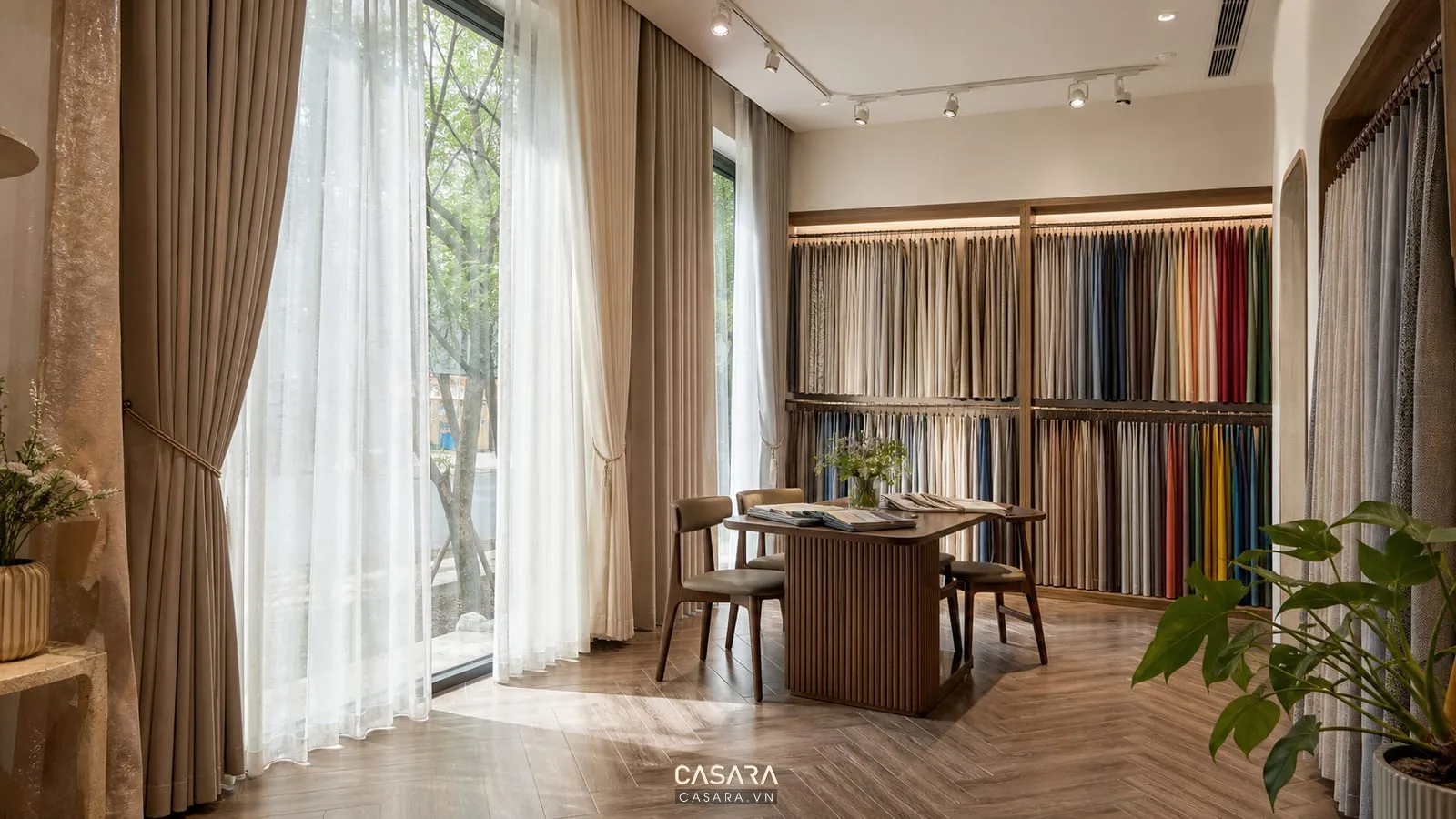 Thiết kế showroom rèm với cửa kính lớn rèm hai lớp và mẫu vải trưng bày