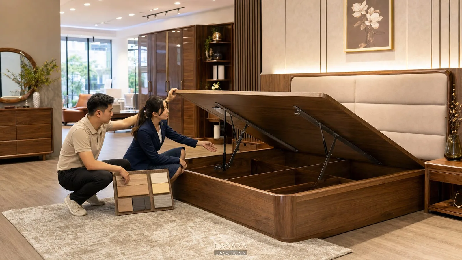 khách xem giường thông minh trong showroom nội thất tại Hà Nội