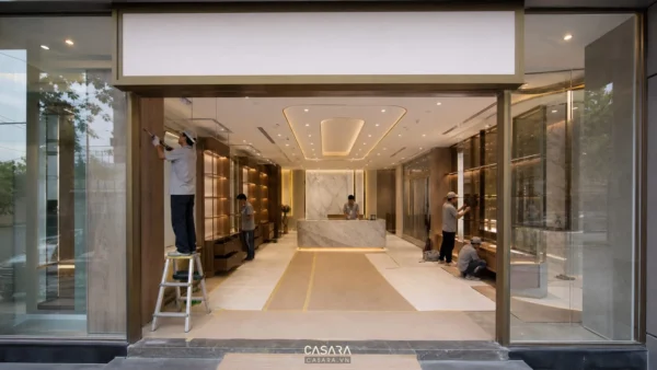 thi công mặt tiền showroom cao cấp với vách kính và quầy tiếp đón