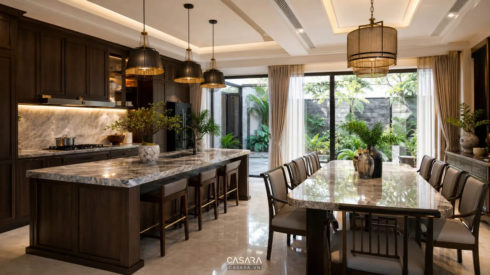 Khu bếp phòng ăn biệt thự với bàn đảo tủ bếp và bàn ăn lớn