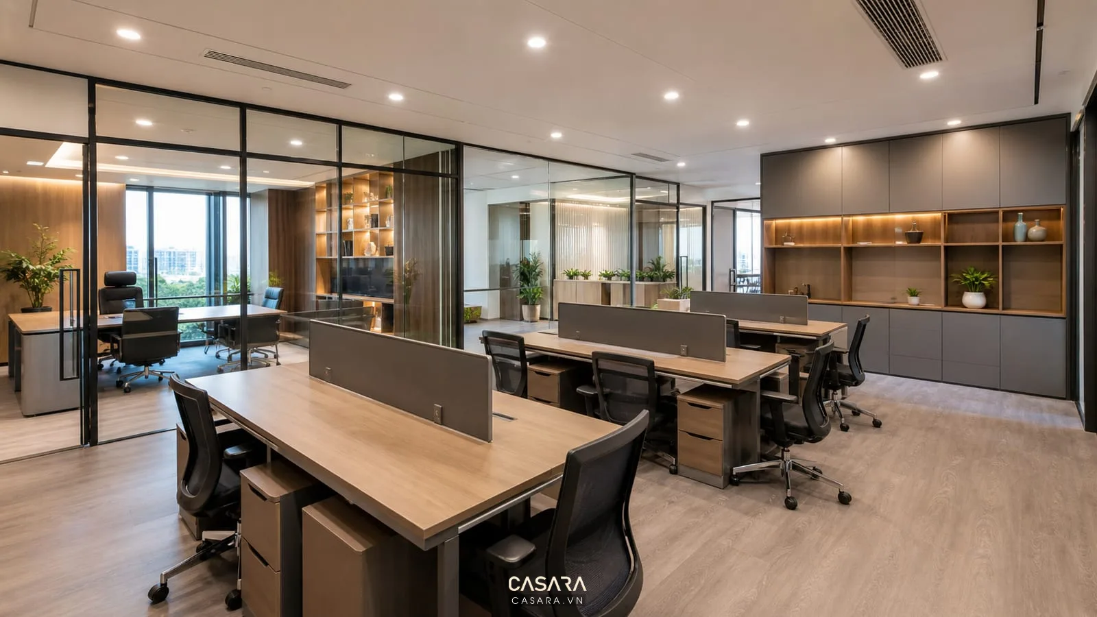 Thi công fit-out văn phòng công ty với bàn làm việc và vách kính