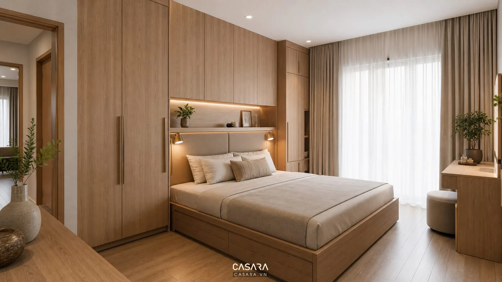 Phòng ngủ thư giãn có giường tủ quần áo thông minh, đầu giường đèn đọc sách, rèm sáng và khoảng trống cạnh giường.