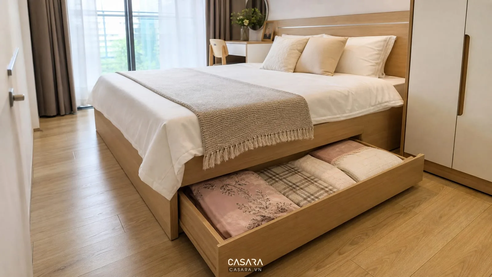 giường thông minh cho phòng nhỏ có hộc kéo dưới gầm mở ra chứa chăn ga gối cạnh tủ quần áo và lối đi hẹp