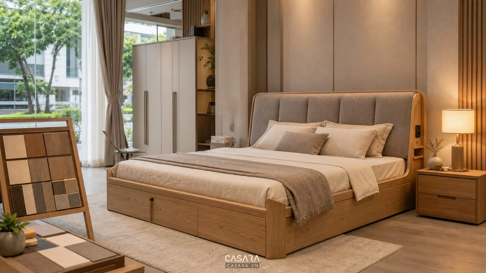 giường ngủ thông minh vật liệu gỗ sáng đầu giường bọc nệm có bảng mẫu vật liệu rèm vải đèn ngủ và tủ áo trung tính