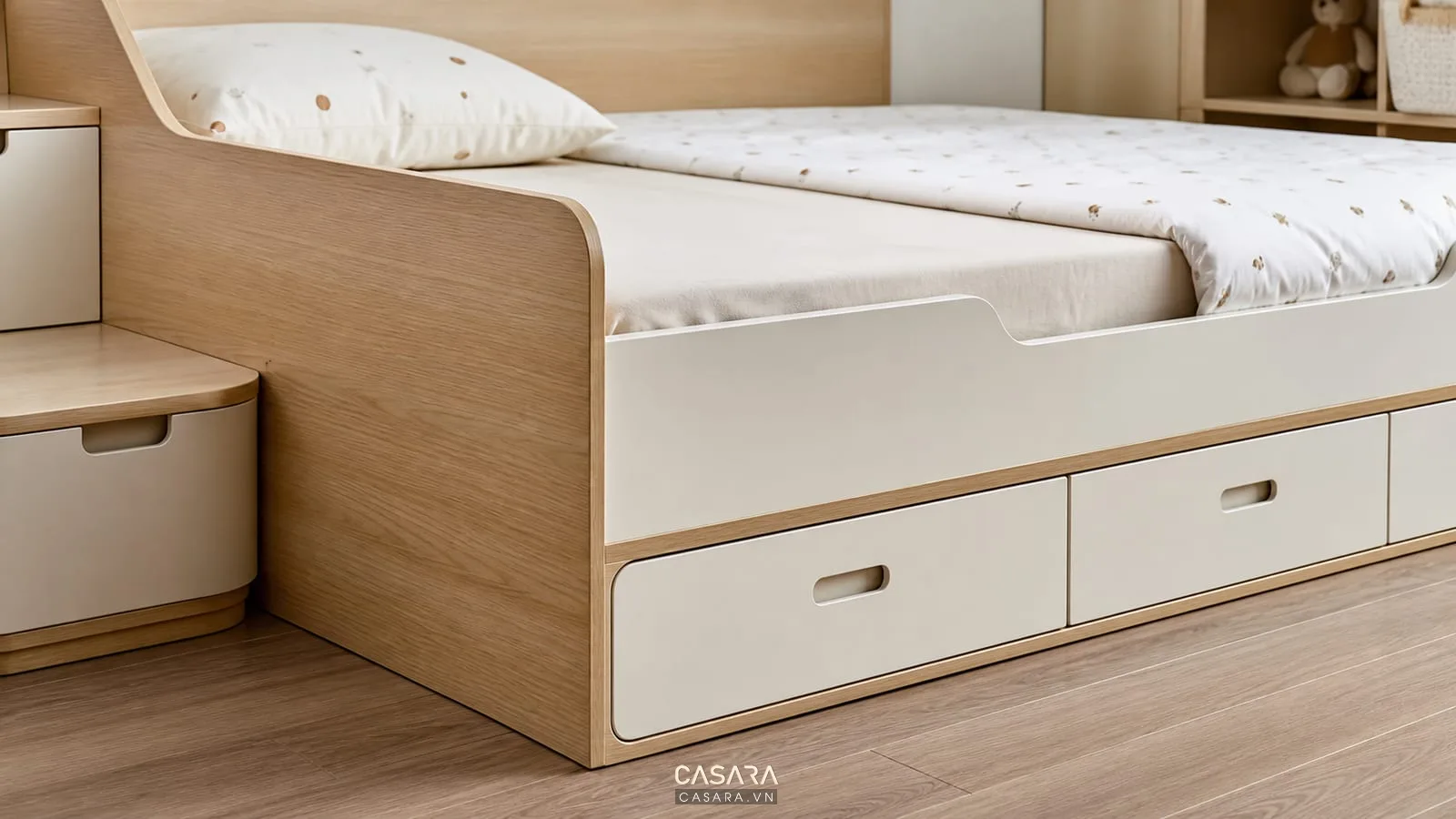Cận cảnh giường thông minh cho bé bằng gỗ sáng màu với ngăn kéo và cạnh bo mềm