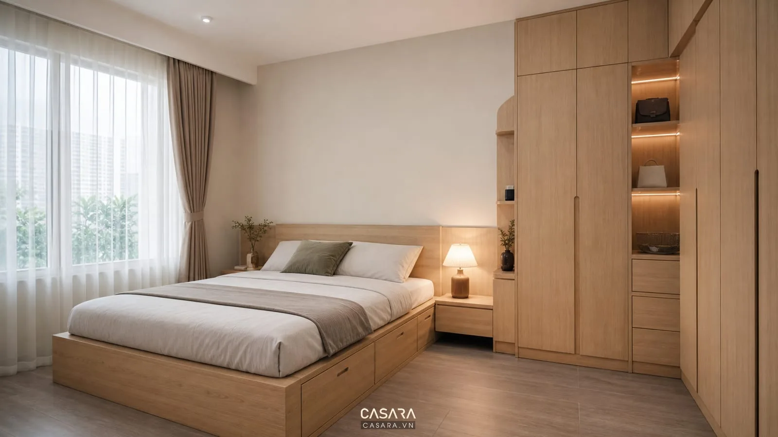 Giường thông minh cho phòng nhỏ màu gỗ sáng với đầu giường thấp và đèn ngủ ánh sáng ấm