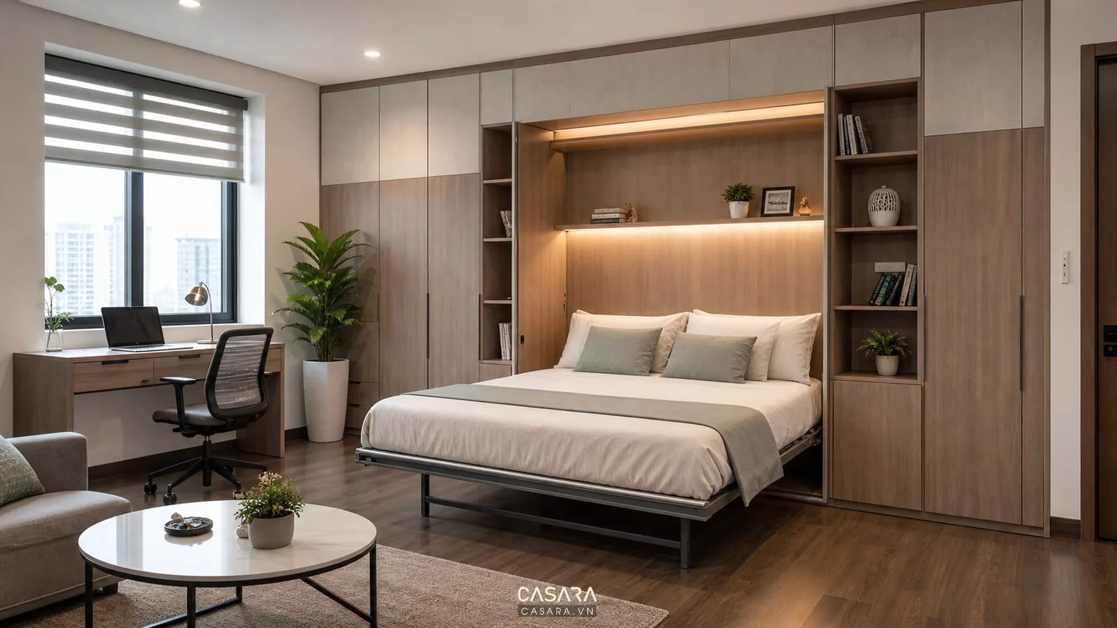 Giường thông minh âm tủ mở trong phòng đa năng với tủ quần áo liền khối, bàn làm việc nhỏ và sàn trống.
