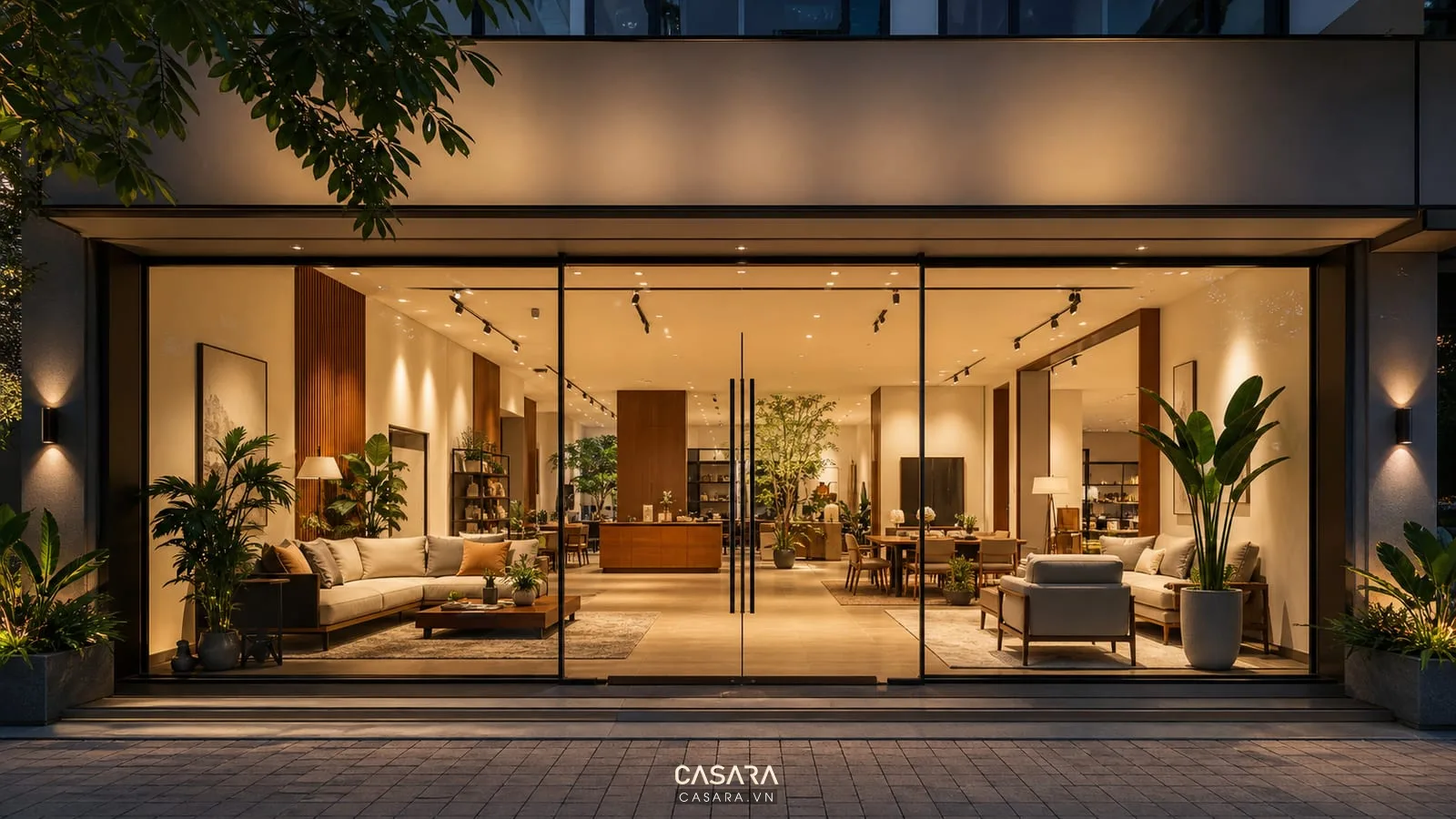 mặt tiền interior showroom nội thất cửa kính lớn biển hiệu rõ và ánh sáng ấm