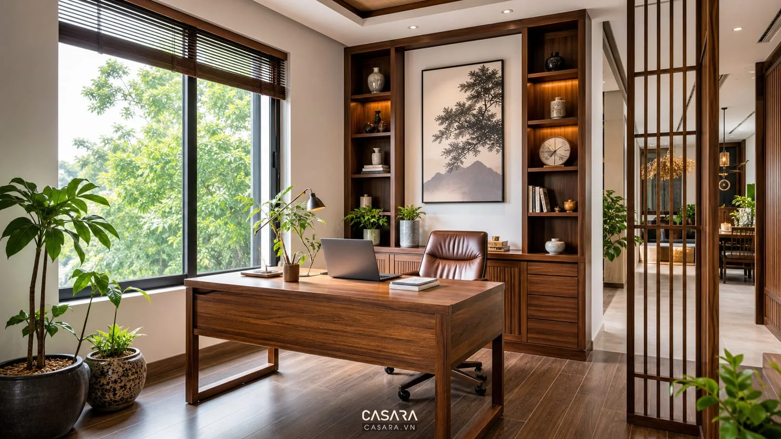 Thiết kế văn phòng xanh trong nhà với bàn gỗ và cây cạnh cửa sổ