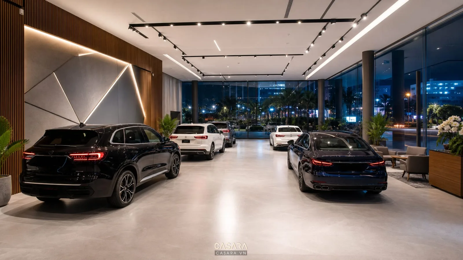 Xe ô tô trong showroom với đèn trần, sàn sáng và vách thương hiệu