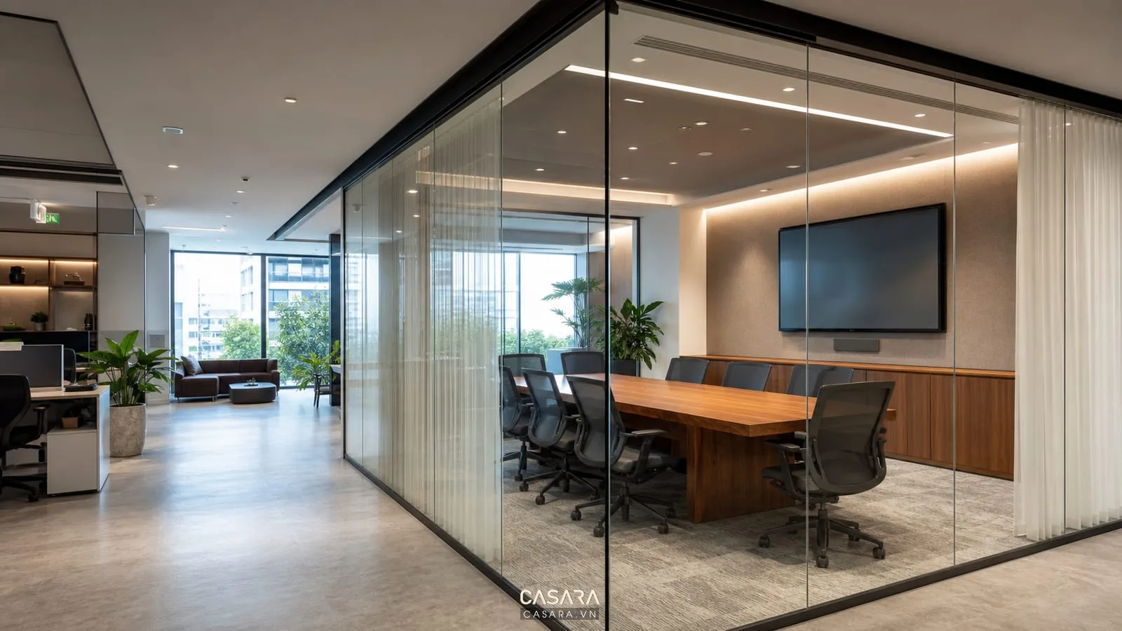 Phòng họp kính trong thiết kế văn phòng diện tích 100m2 với bàn họp gỗ