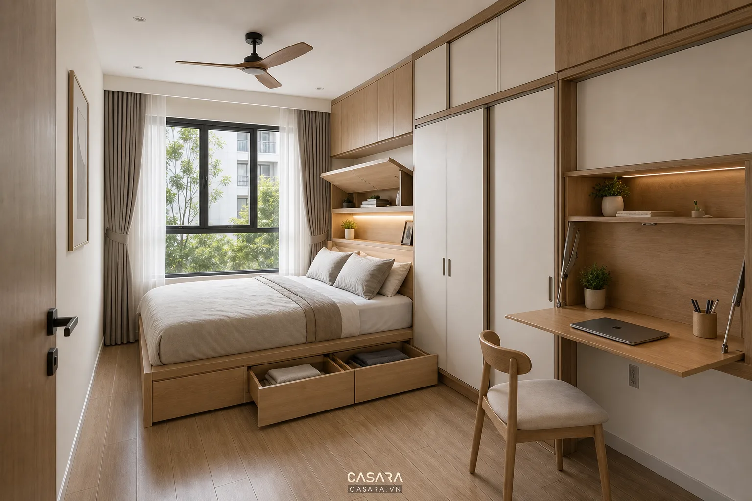 Phòng ngủ nhỏ có giường ngăn kéo, tủ kịch trần, bàn làm việc gấp và lối đi cạnh giường.