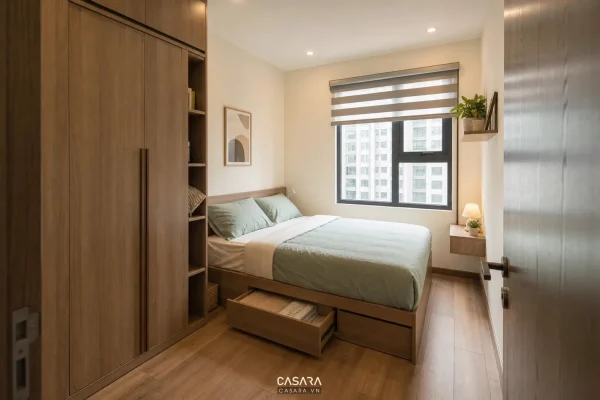 Phòng 12m2 bố trí giường, tủ áo và lối đi rõ cạnh cửa sổ