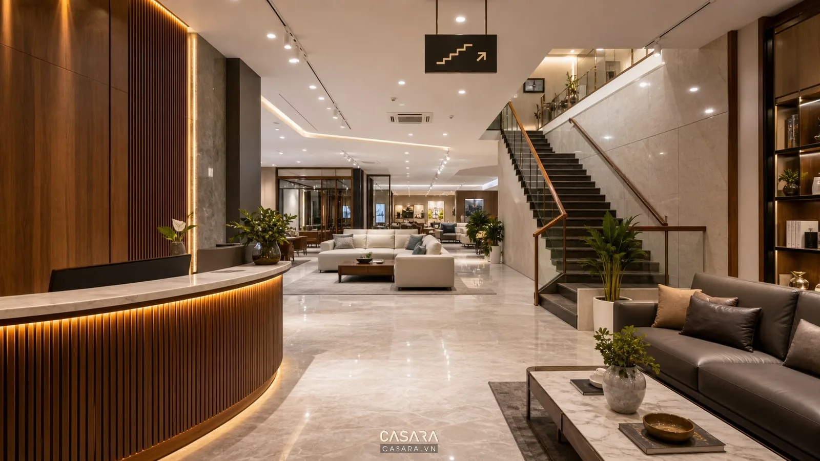 showroom 2 tầng nội thất tầng một có quầy tiếp đón cầu thang khu sofa và bảng chỉ dẫn tầng hai
