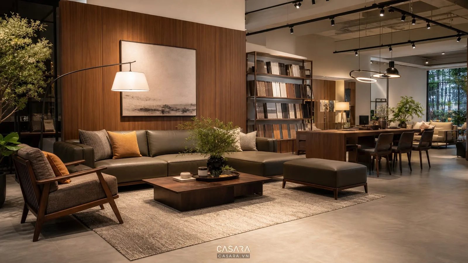 showroom thiết kế nội thất có cụm phòng khách sofa bàn trà thảm vách gỗ đèn và kệ mẫu vật liệu