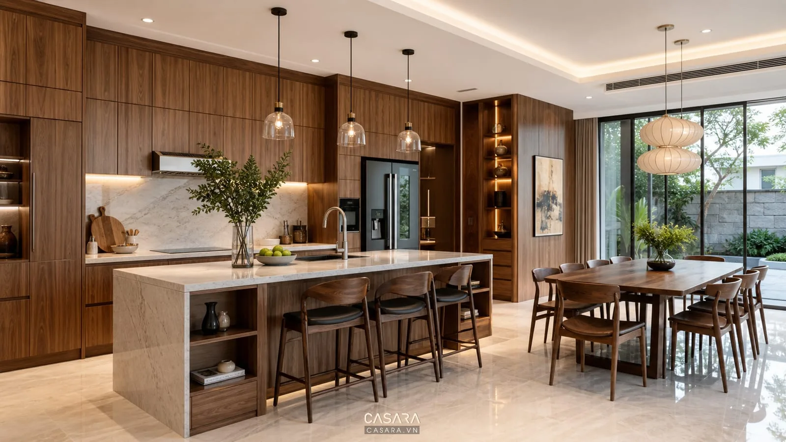 Bếp biệt thự hiện đại với đảo bếp, tủ gỗ, mặt đá và bàn ăn lớn
