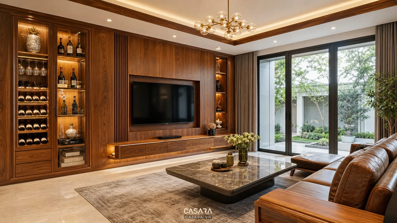 Phòng khách biệt thự gỗ tự nhiên với vách tivi tủ rượu sofa da bàn trà đá và cửa kính cao
