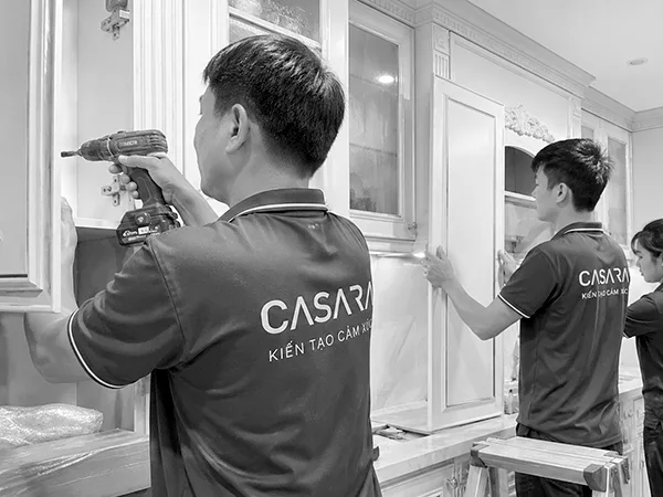 Đội ngũ kỹ thuật đang lắp đặt hệ tủ nội thất tại công trình