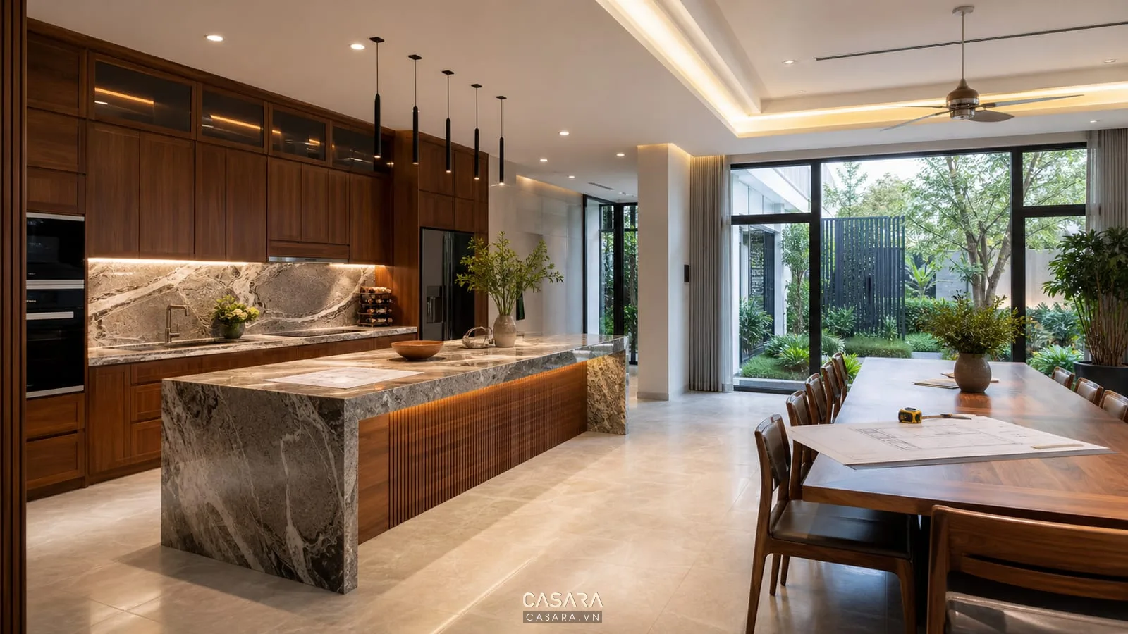 Thi công bếp biệt thự cao cấp với đảo bếp, tủ gỗ, mặt đá, bàn ăn và lối đi rộng