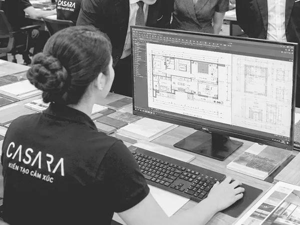 Nhân viên Casara làm việc trên bản vẽ thiết kế nội thất văn phòng