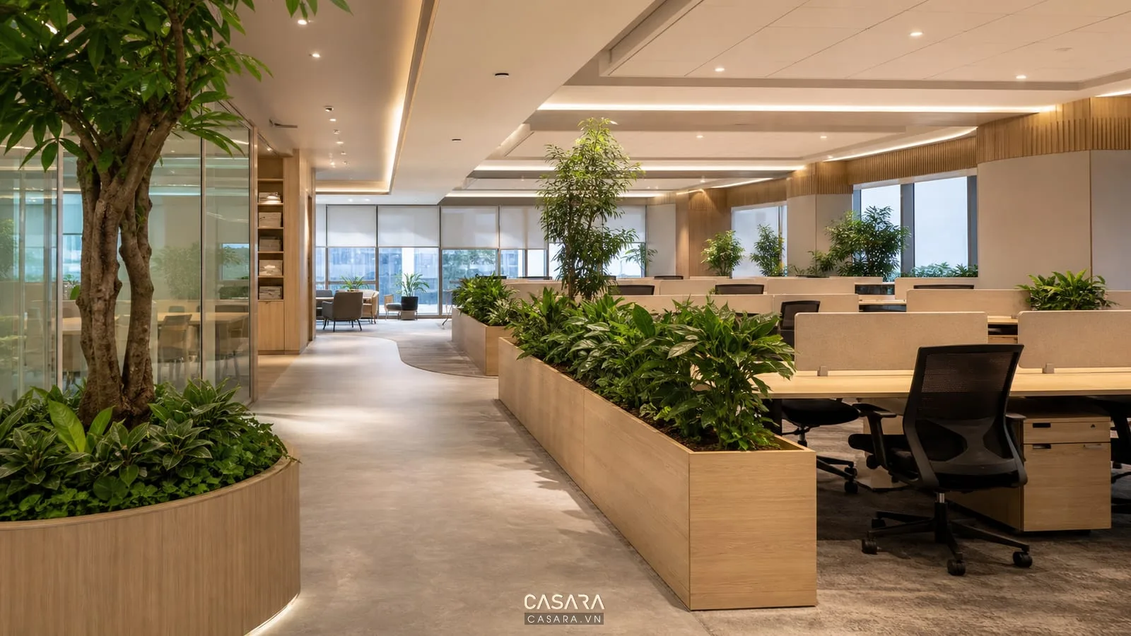 thiết kế cây xanh trong văn phòng với lối đi rõ, cây xanh cạnh bàn làm việc, vách thấp và ánh sáng dịu