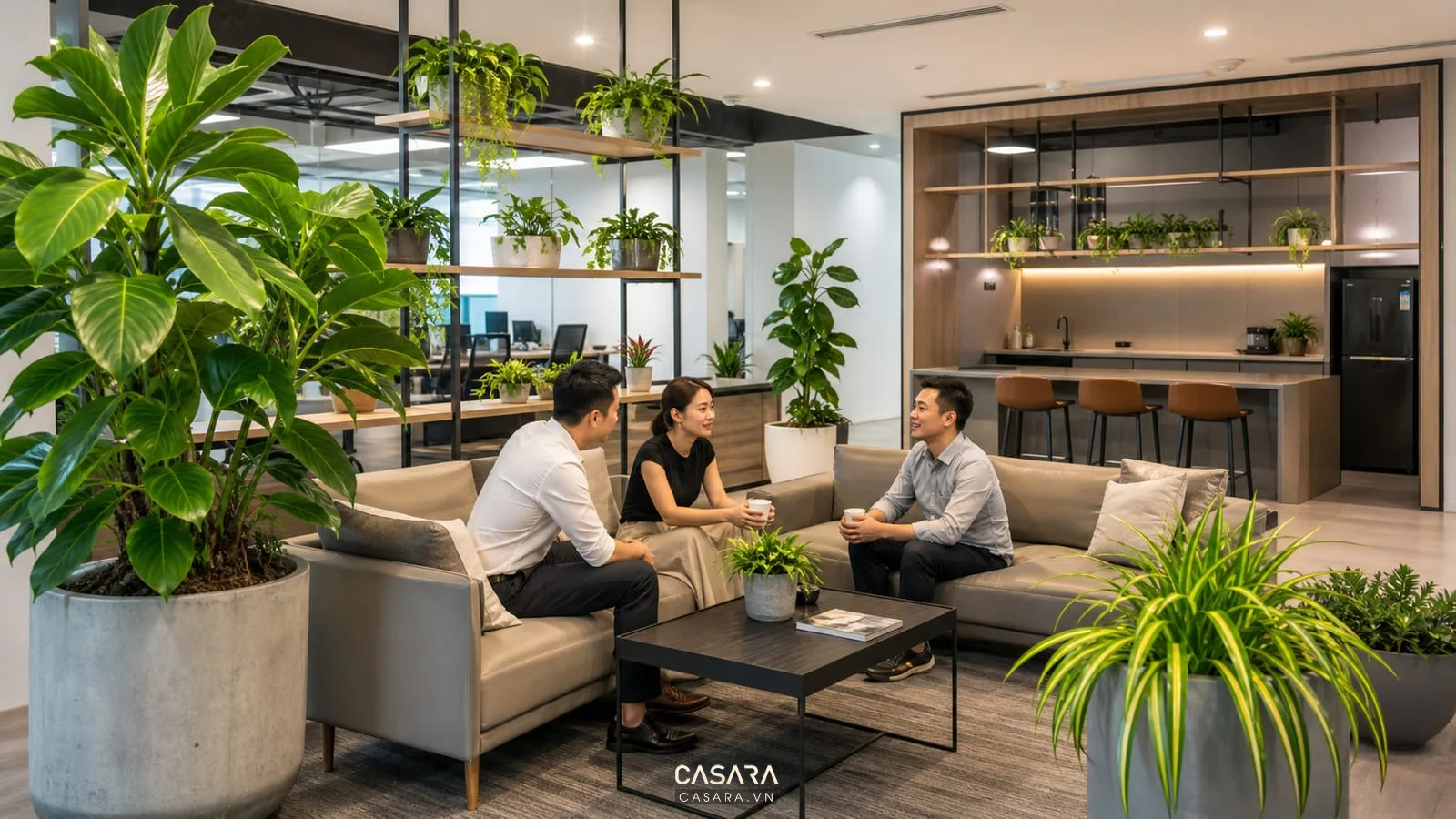 thiết kế văn phòng không gian xanh với khu lounge, sofa, bàn trà, cây xanh lớn, cây nhỏ trên kệ và ánh sáng ấm