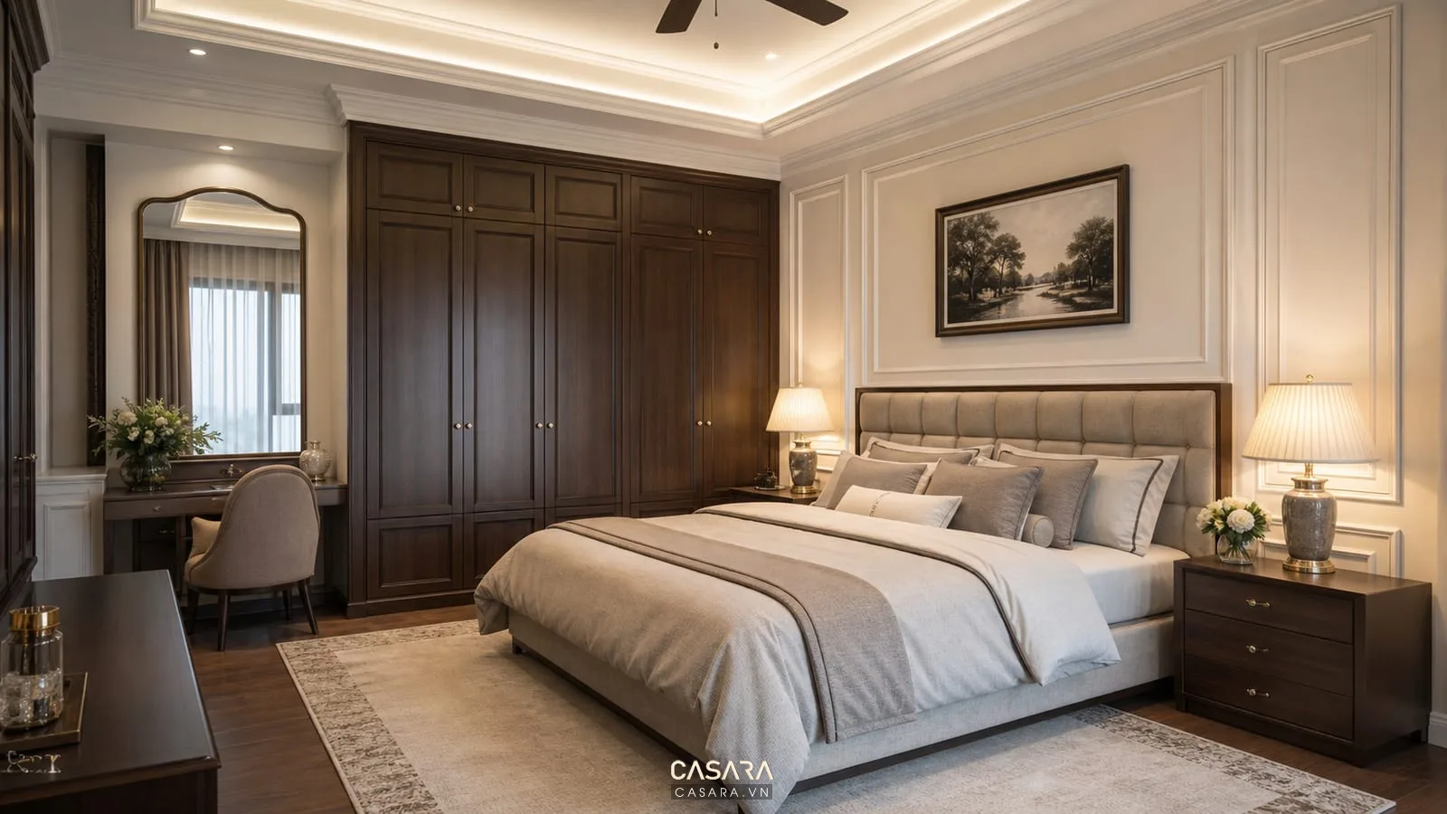 Phòng ngủ biệt thự tân cổ điển với giường bọc nệm, tủ áo và đèn đầu giường