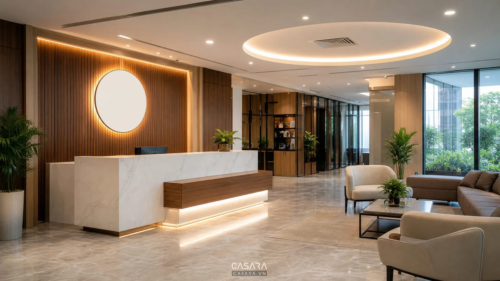 Quầy lễ tân trong thiết kế nội thất văn phòng 300m2 với vách gỗ và logo