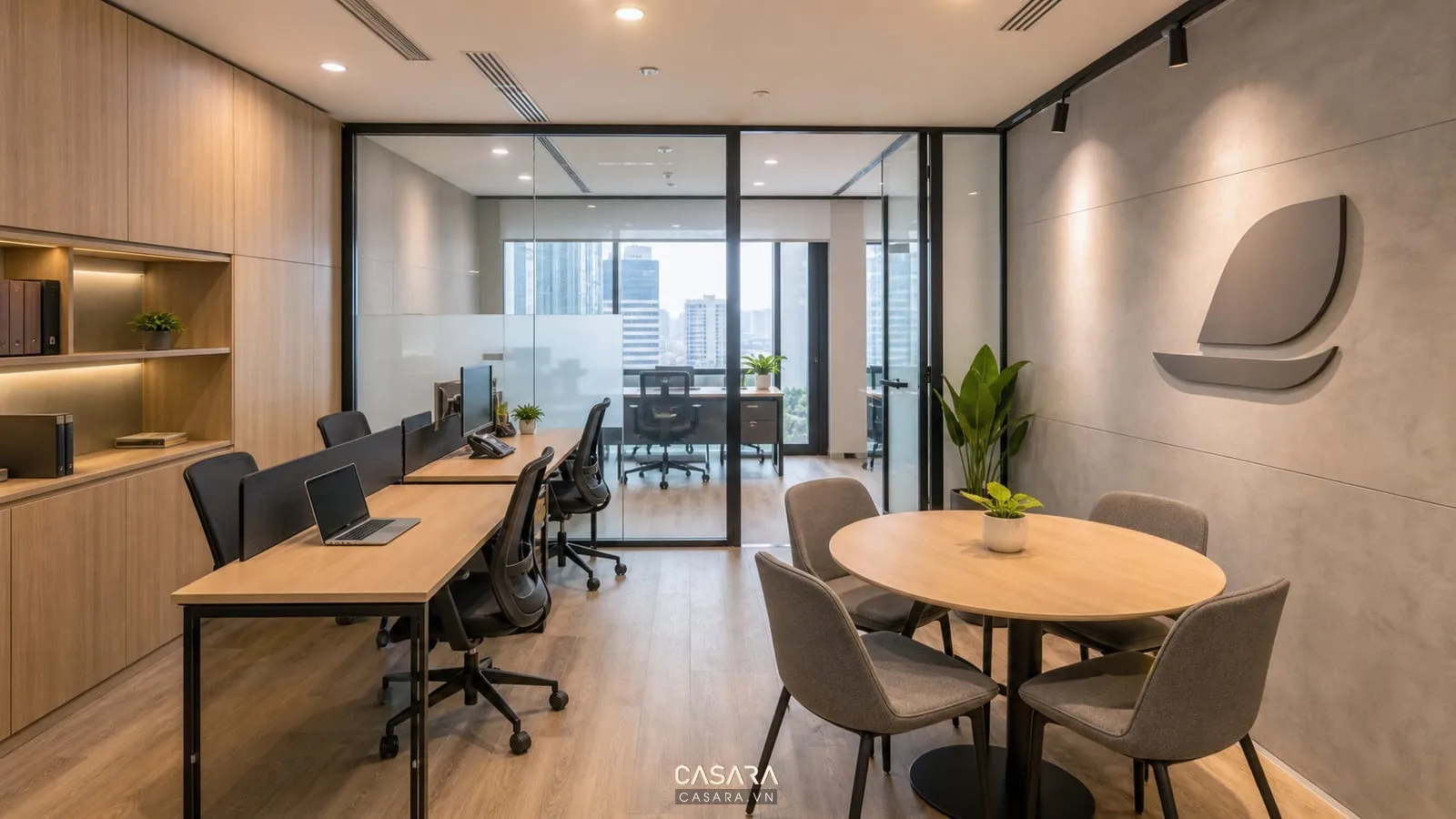 thiết kế nội thất văn phòng quận 1 diện tích nhỏ với bàn họp và logo tường