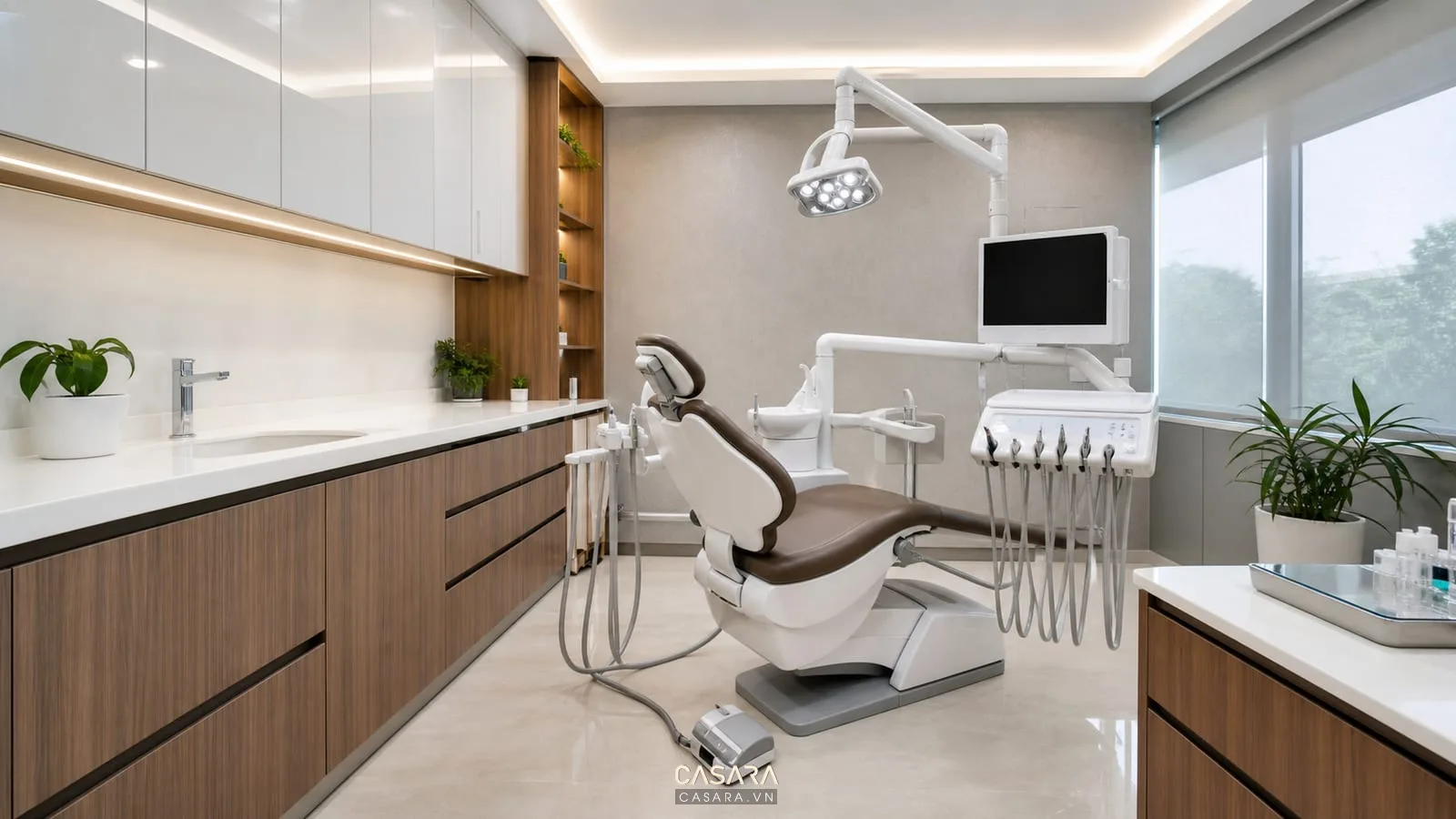 Phòng điều trị nha khoa với ghế nha và hệ tủ dụng cụ sạch sẽ