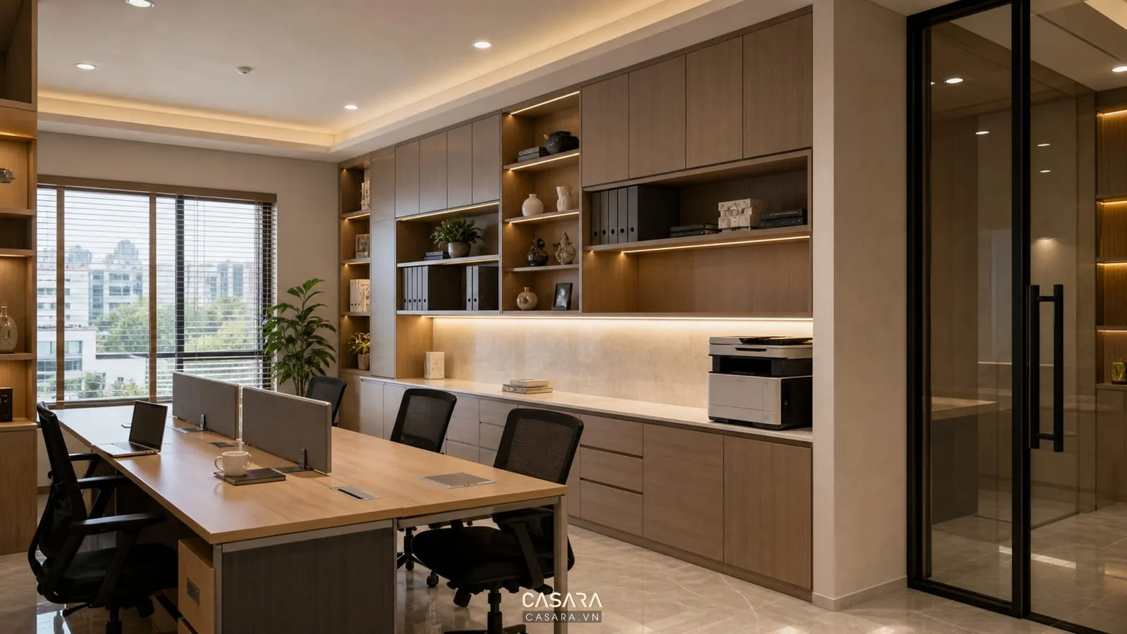 Văn phòng Quận 12 với tủ lưu trữ âm tường, bàn giấu dây điện, máy in gọn và ổ cắm âm bàn