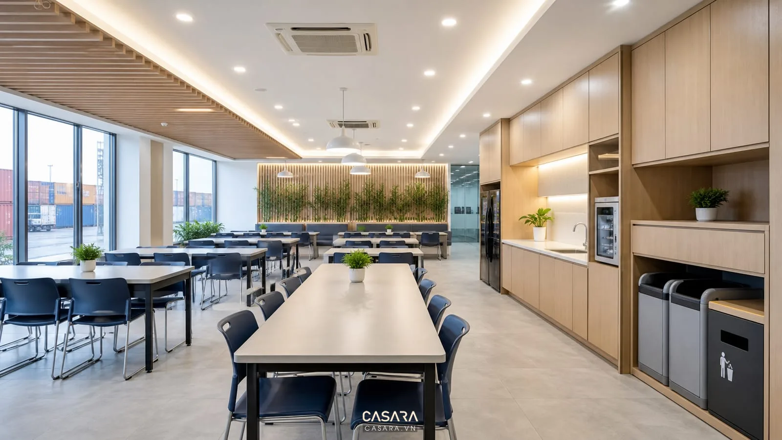 phòng ăn văn phòng logistics với bàn dài và pantry gọn